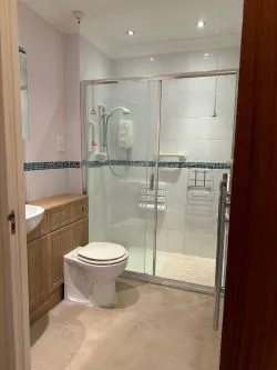 FOR SALE BY UNCONDITIONAL ONLINE AUCTION.
WELL PRESENTED TWO-BEDROOM RETIREMENT FLAT IN DESIRABLE LOCATION.
OVER 60S ONLY.
NEAR TO ROUNDHAY PARK.
LIFT.
PART TIME HOUSE MANAGER.