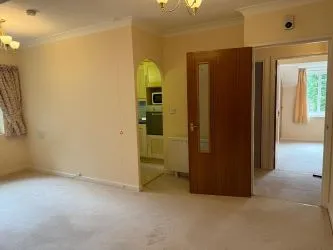 FOR SALE BY UNCONDITIONAL ONLINE AUCTION.
WELL PRESENTED TWO-BEDROOM RETIREMENT FLAT IN DESIRABLE LOCATION.
OVER 60S ONLY.
NEAR TO ROUNDHAY PARK.
LIFT.
PART TIME HOUSE MANAGER.