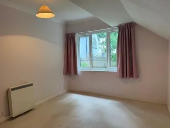 FOR SALE BY UNCONDITIONAL ONLINE AUCTION.
WELL PRESENTED TWO-BEDROOM RETIREMENT FLAT IN DESIRABLE LOCATION.
OVER 60S ONLY.
NEAR TO ROUNDHAY PARK.
LIFT.
PART TIME HOUSE MANAGER.