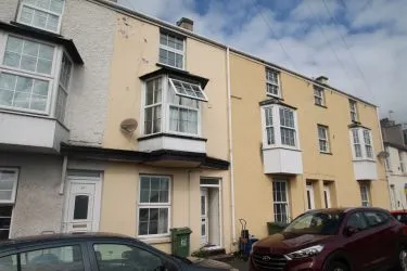 A Three Storey 5 Bed House In Multiple Occupation, Being Located In Bangor City Centre Within Walking Distance Of The Renowned Pier, A Local Beach And The University. The Property Is Currently Fully Let To Students And Commands An Annual Rent In The Region Of £22800
Potential Gross Yield Of Over 12%