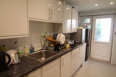 A Three Storey 5 Bed House In Multiple Occupation, Being Located In Bangor City Centre Within Walking Distance Of The Renowned Pier, A Local Beach And The University. The Property Is Currently Fully Let To Students And Commands An Annual Rent In The Region Of £22800
Potential Gross Yield Of Over 12%