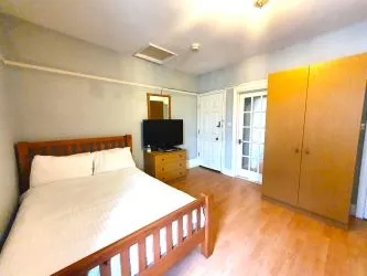 UNBROKEN TITLE BLOCK OF 4 APARTMENTS TO SOLD AT AUCTION