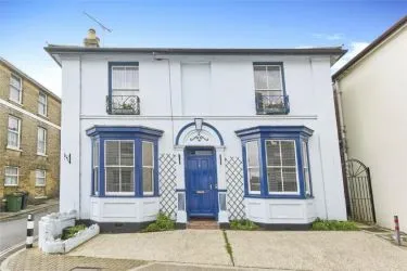 UNBROKEN TITLE BLOCK OF 4 APARTMENTS TO SOLD AT AUCTION
