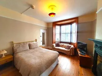 UNBROKEN TITLE BLOCK OF 4 APARTMENTS TO SOLD AT AUCTION