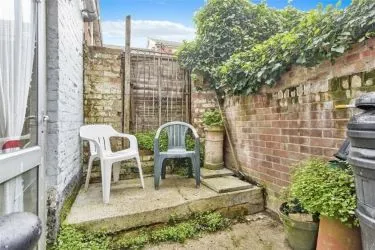 UNBROKEN TITLE BLOCK OF 4 APARTMENTS TO SOLD AT AUCTION