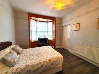 UNBROKEN TITLE BLOCK OF 4 APARTMENTS TO SOLD AT AUCTION