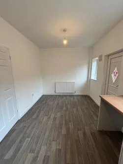 🏠 2 Bed Terrace Property - For Sale With Lease In Place