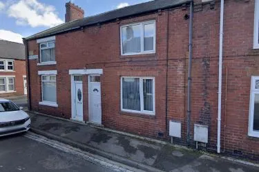 🏠 2 Bed Terrace Property - For Sale With Lease In Place