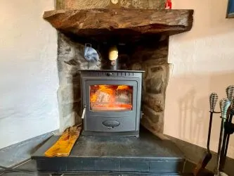 4 Tai Newyddion is a charming 4 bedroom semi-detached property, standing within the centre of the village of Llanfachreth. Enjoying well-proportioned accommodation, with a side and front garden.