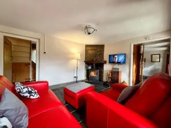 4 Tai Newyddion is a charming 4 bedroom semi-detached property, standing within the centre of the village of Llanfachreth. Enjoying well-proportioned accommodation, with a side and front garden.