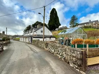 4 Tai Newyddion is a charming 4 bedroom semi-detached property, standing within the centre of the village of Llanfachreth. Enjoying well-proportioned accommodation, with a side and front garden.