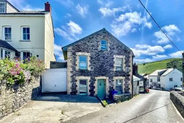 Charming coastal cottage with harbour views, modern comforts, and timeless character—just steps from Port Isaac.