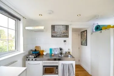 FOR SALE BY UNCONDITIONAL ONLINE AUCTION.
EXCELLENT INVESTMENT OPPORTUNITY TO ACQUIRE HIGH YIELDING HMO IN WEST LONDON.
8% YIELD
CLOSE TO TRANSPORT LINKS TO CENTRAL LONDON