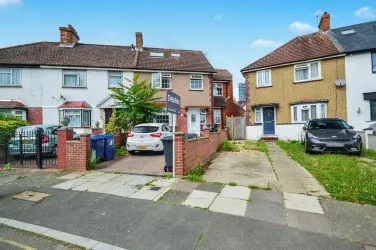 FOR SALE BY UNCONDITIONAL ONLINE AUCTION.
EXCELLENT INVESTMENT OPPORTUNITY TO ACQUIRE HIGH YIELDING HMO IN WEST LONDON.
8% YIELD
CLOSE TO TRANSPORT LINKS TO CENTRAL LONDON