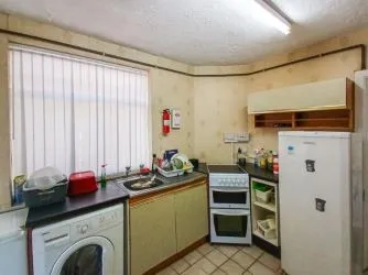 TO BE SOLD AT AUCTION - VACANT POSSESSION 4 BED TERRACED PROPERTY