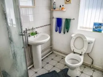TO BE SOLD AT AUCTION - VACANT POSSESSION 4 BED TERRACED PROPERTY