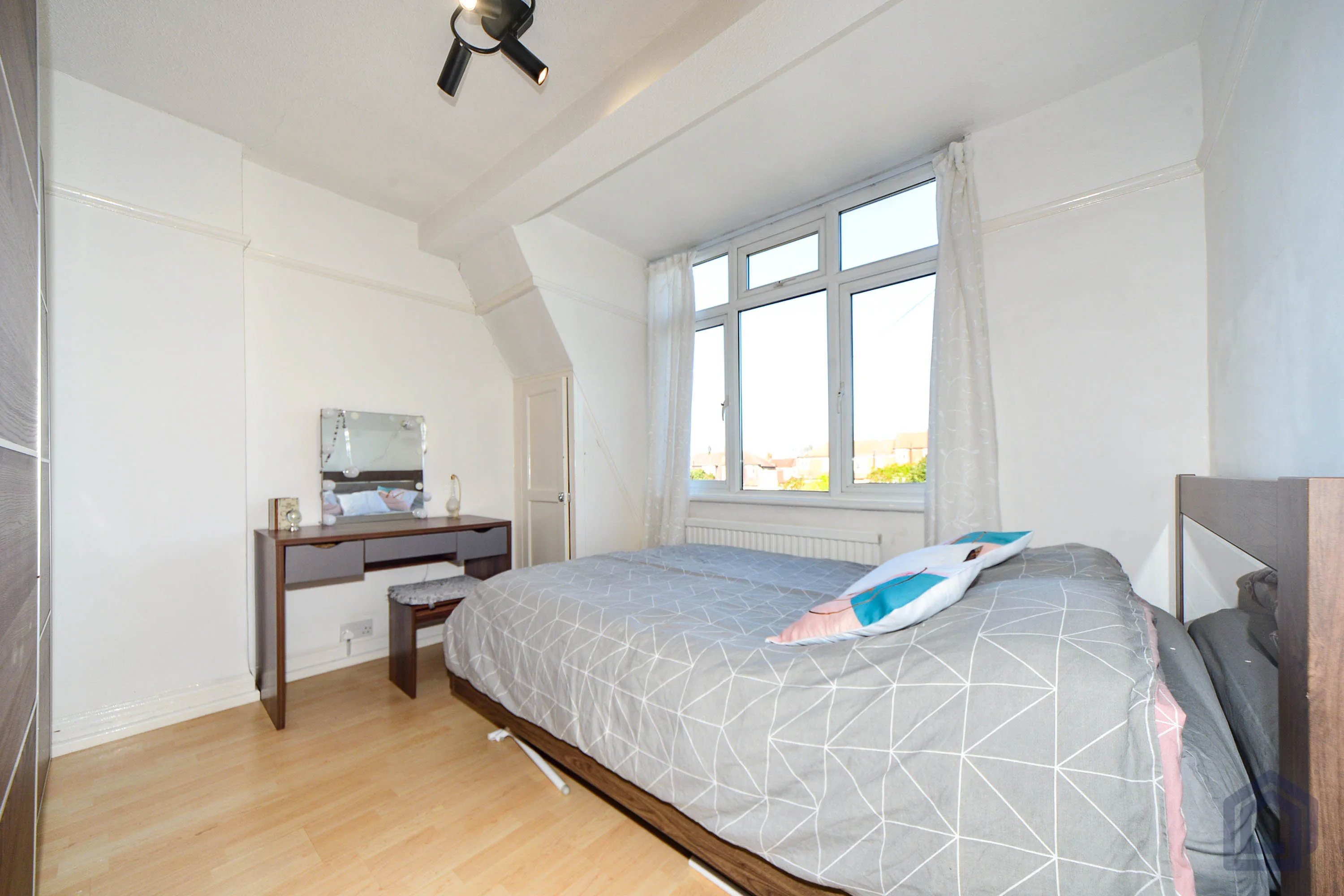 3 Bedroom End Terrace in Bromley