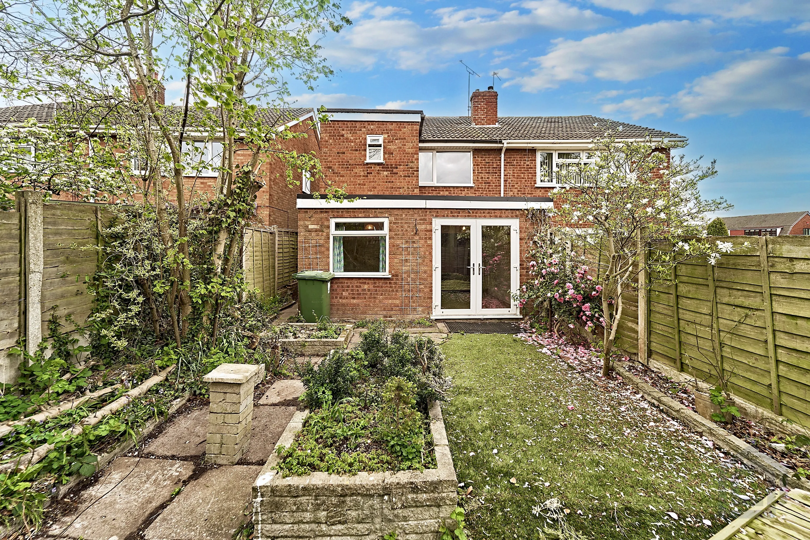 3 Bedroom Semi-Detached in Willenhall