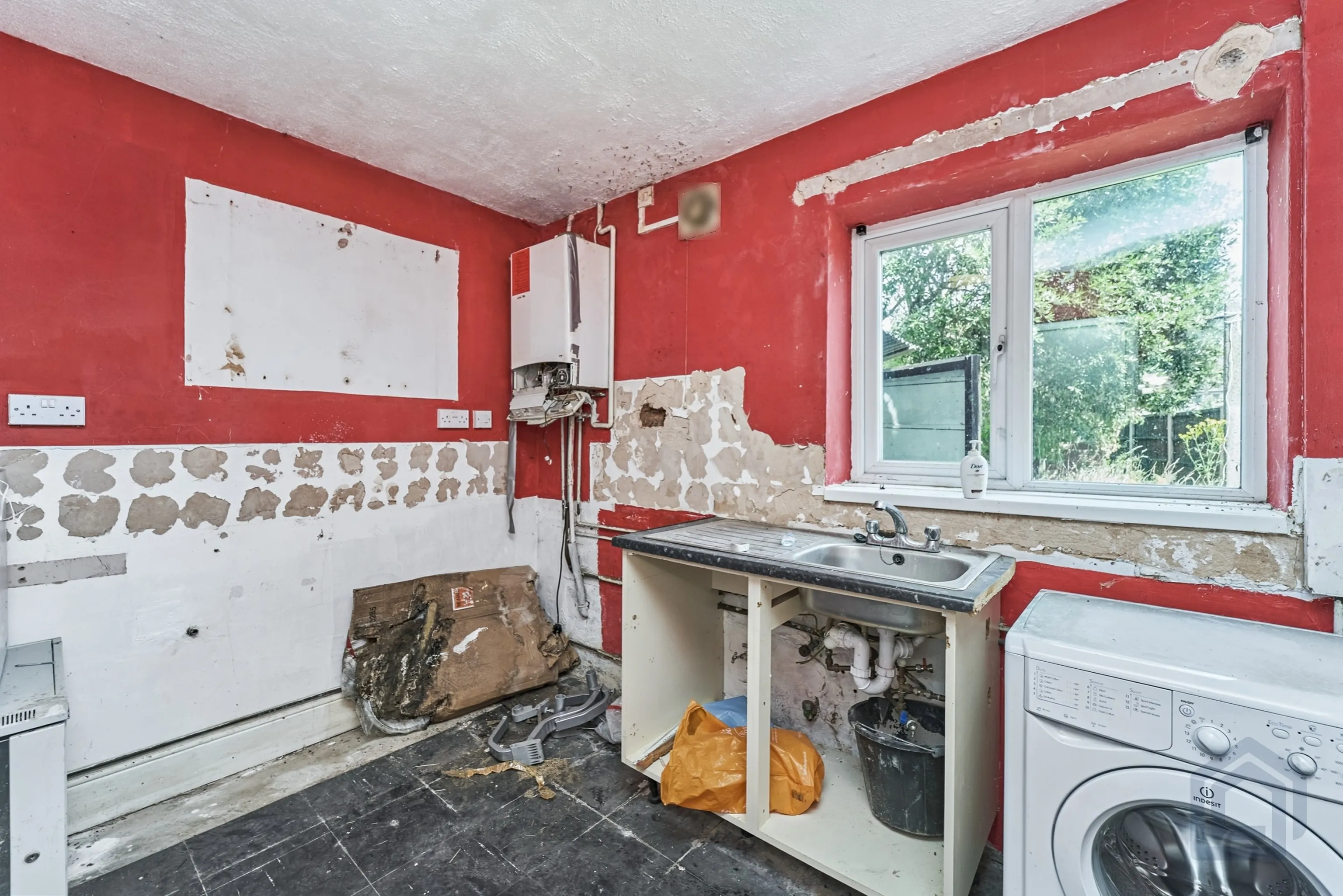 2 Bedroom semi-detached in Ettingshall