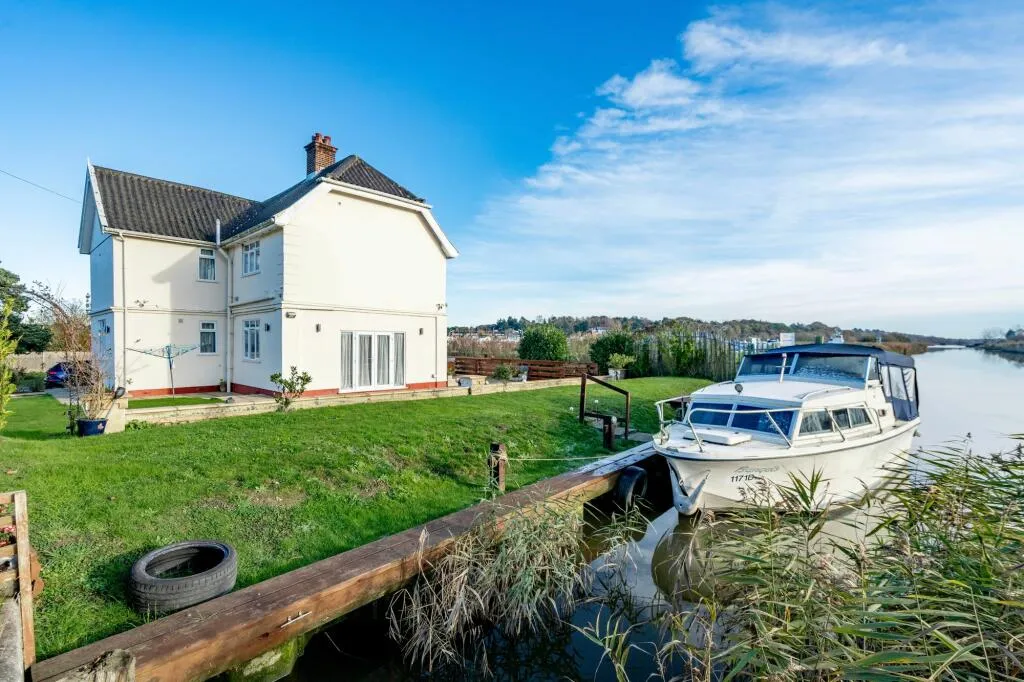 6 Bedroom Detached with private mooring in Great Yarmouth