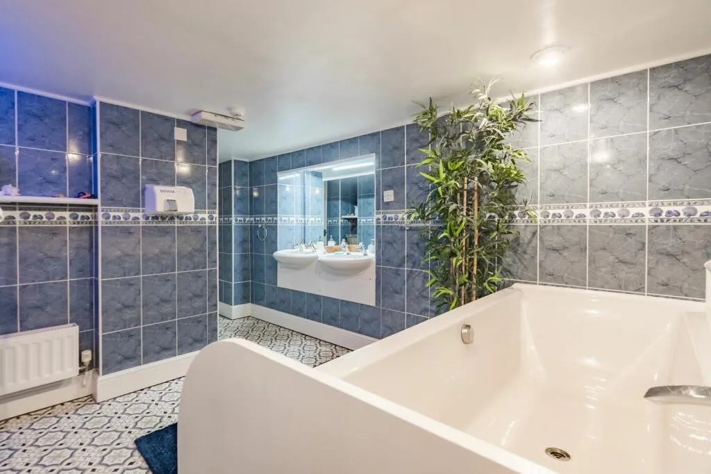 6 Bedroom Detached with private mooring in Great Yarmouth