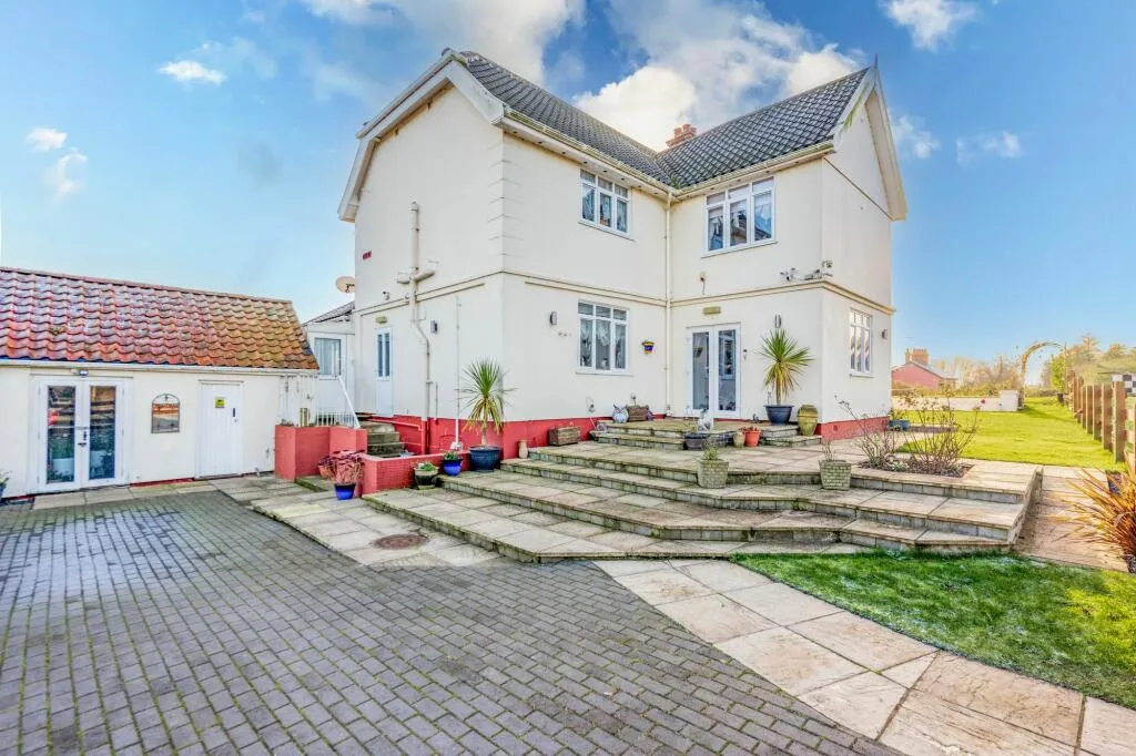 6 Bedroom Detached with private mooring in Great Yarmouth