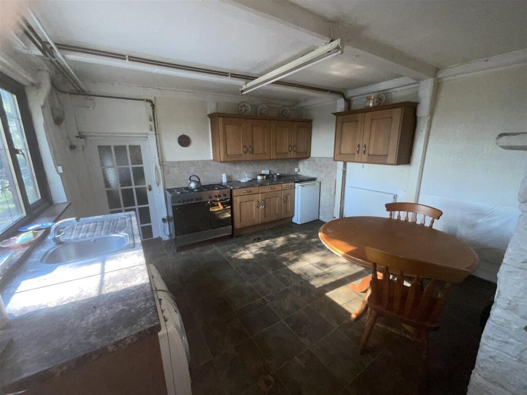 6 bed Detached