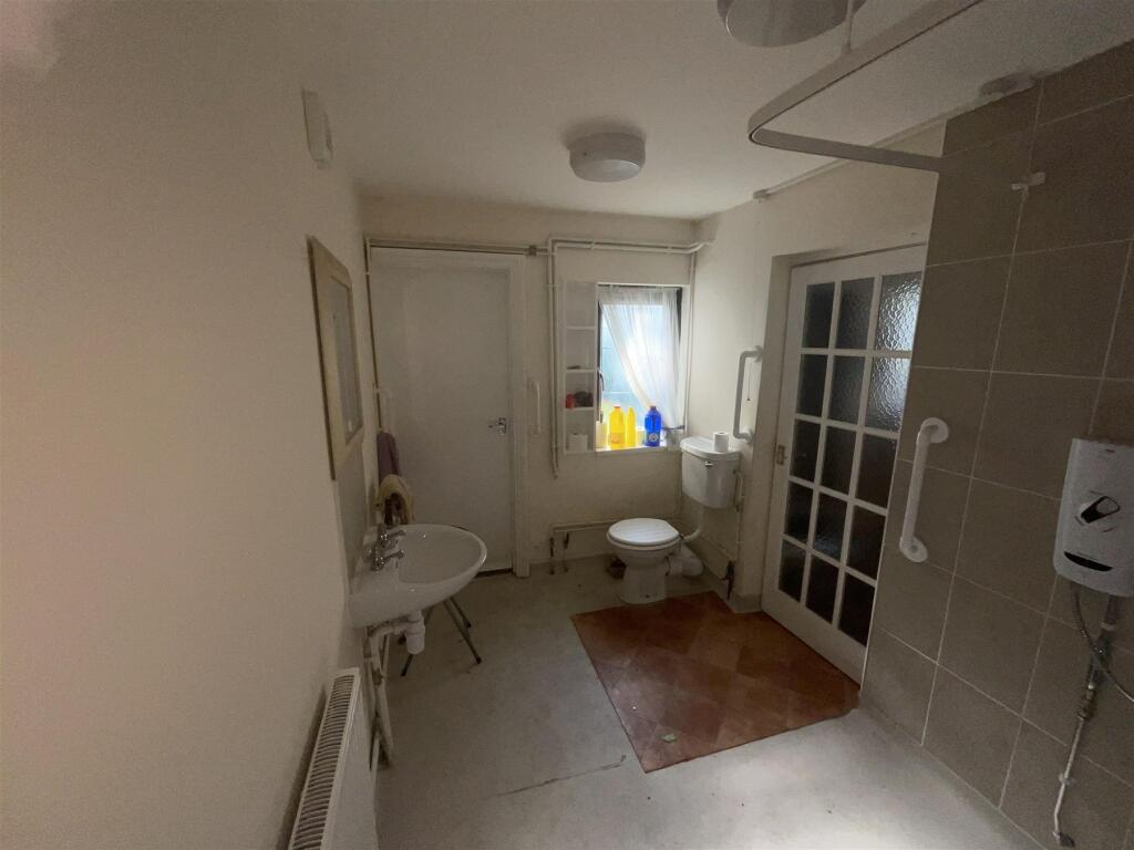 6 bed Detached