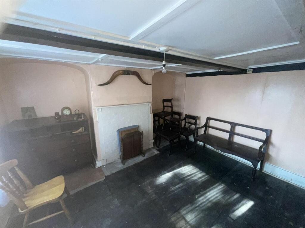 6 bed Detached