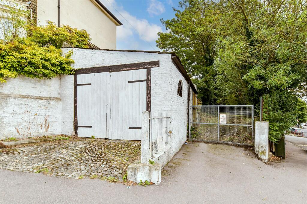 6 bed Detached