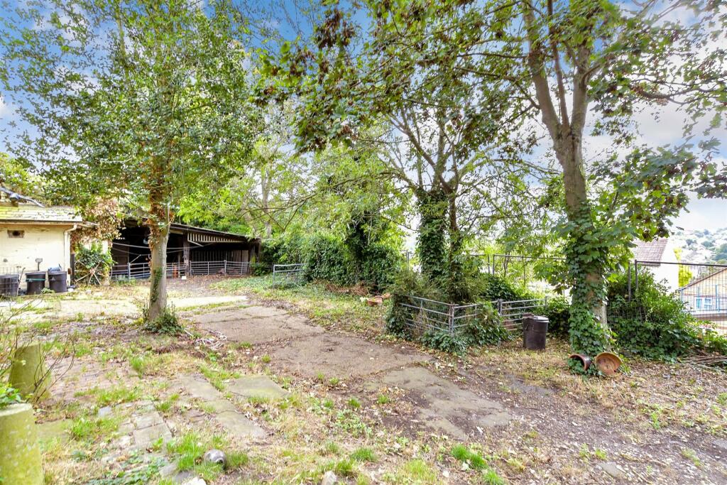 6 bed Detached