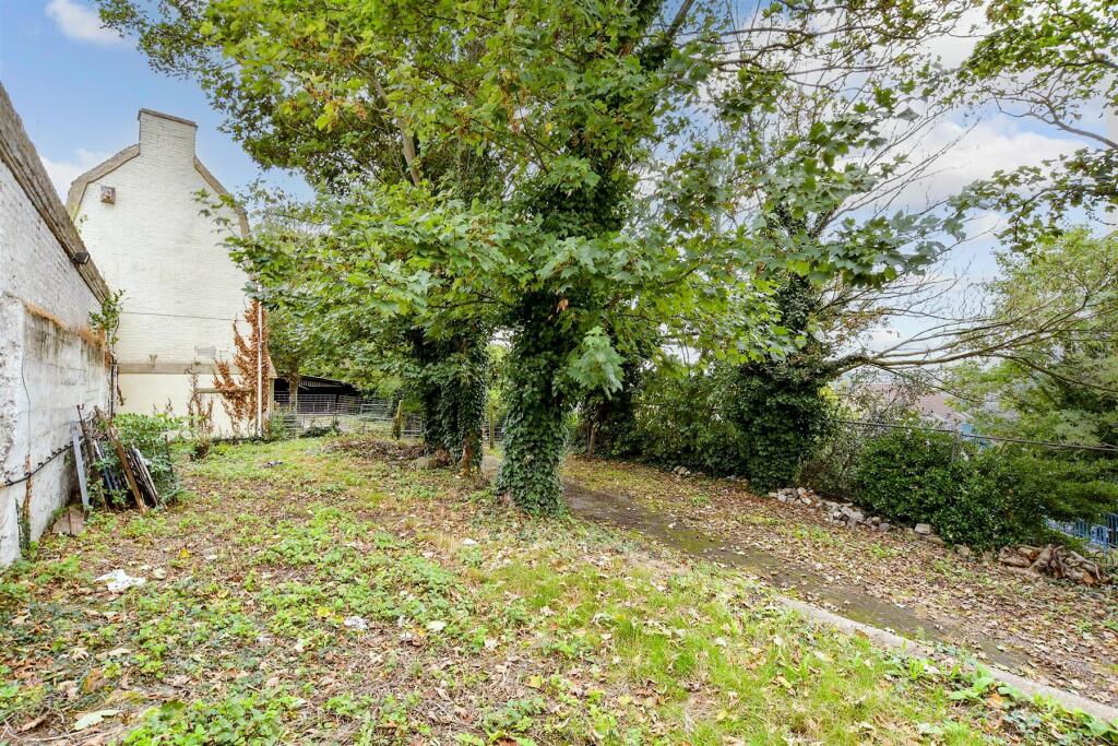 6 bed Detached