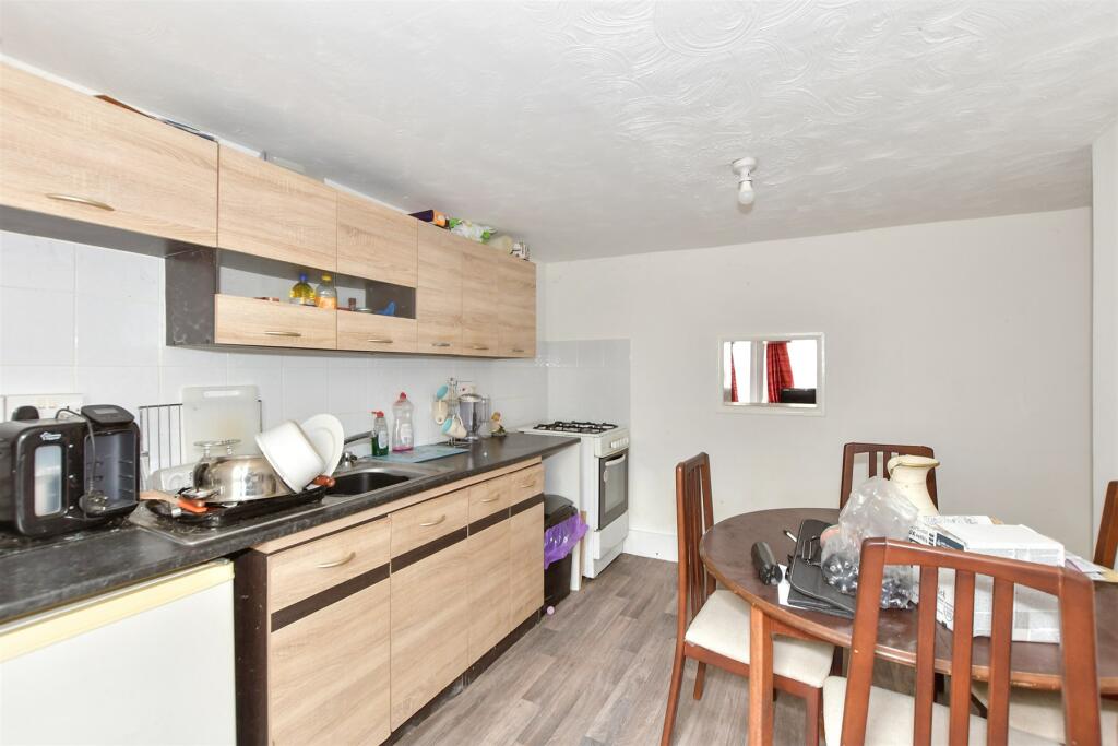 4 bed Maisonette