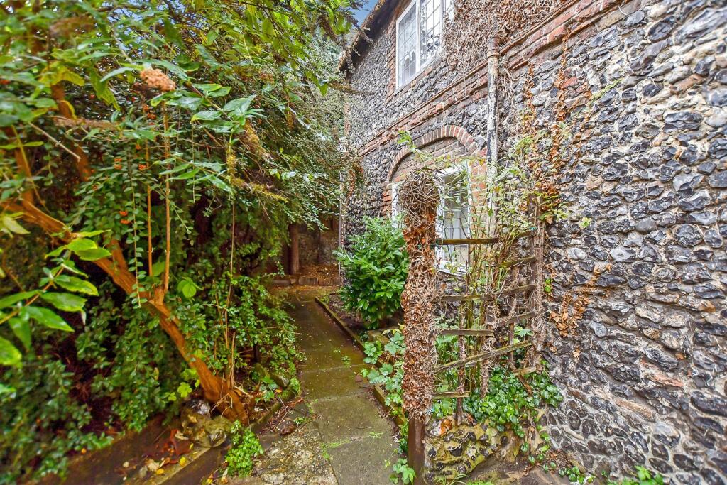 2 bed Maisonette