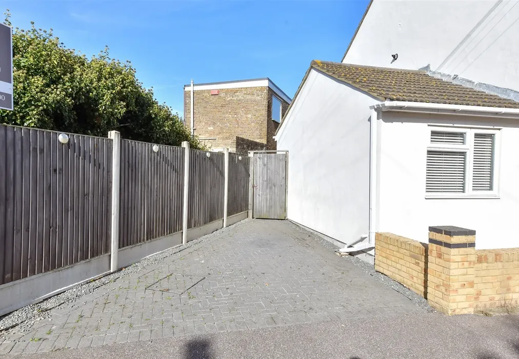 3 bed End of Terrace