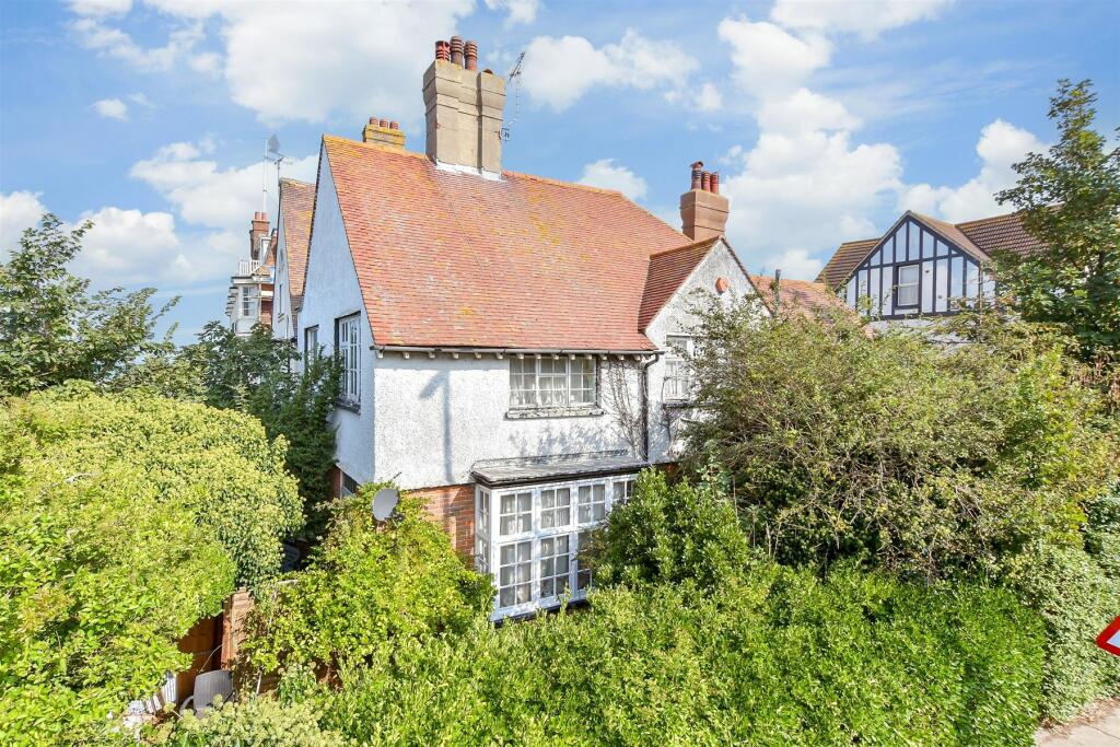 4 bed Detached