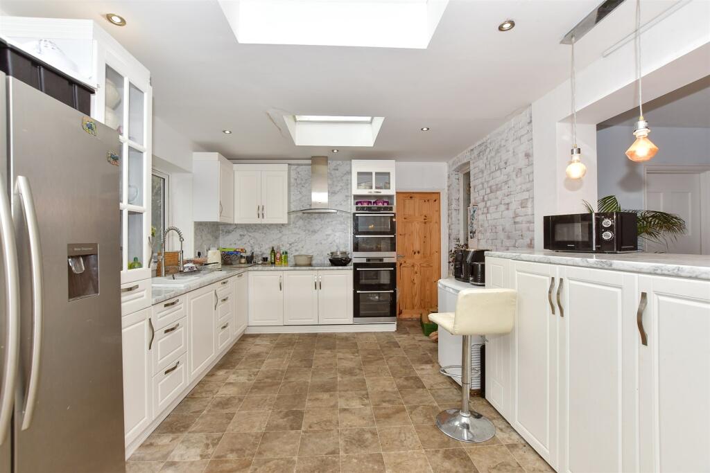 6 bed Detached