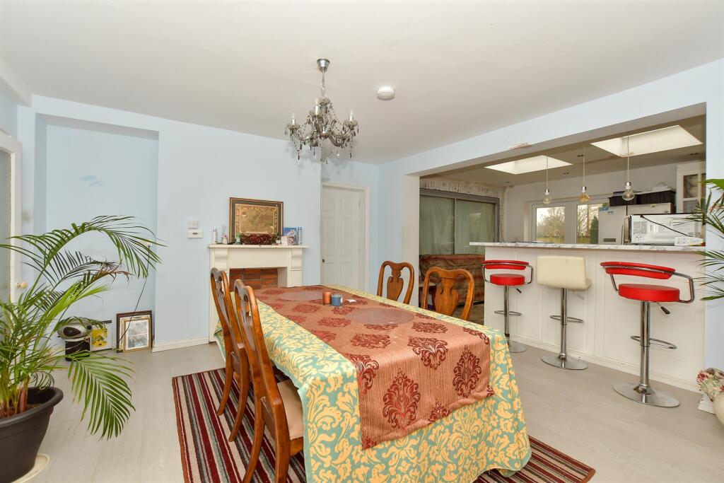 6 bed Detached