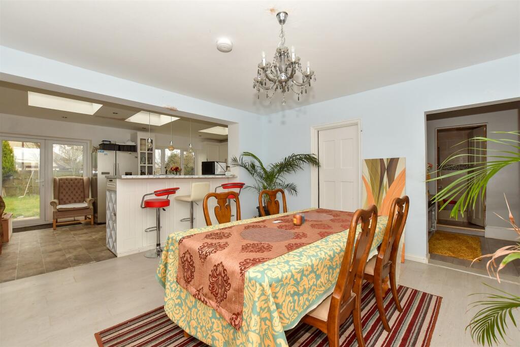6 bed Detached