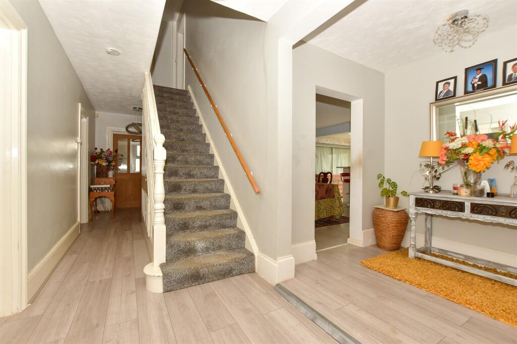 6 bed Detached