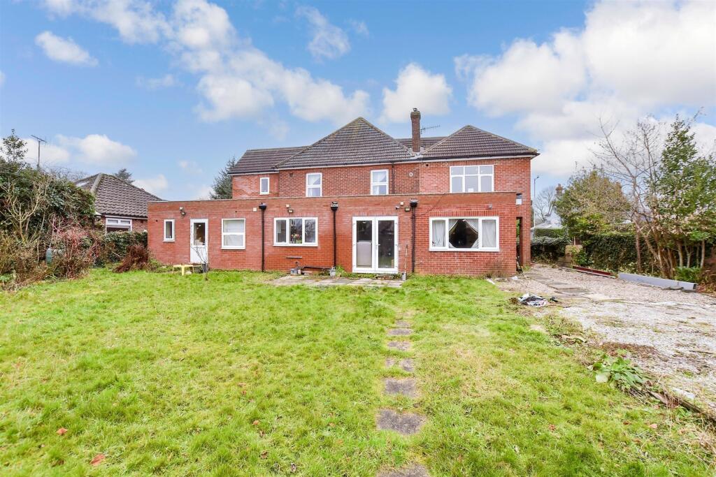 6 bed Detached