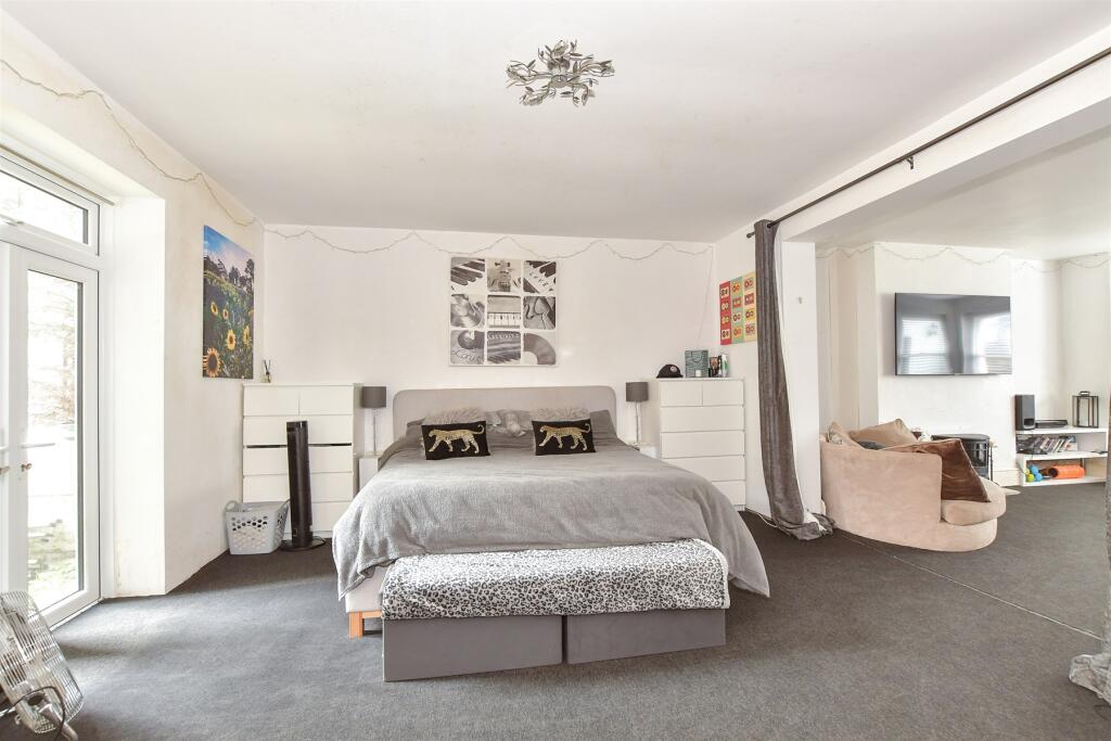 4 bed Detached