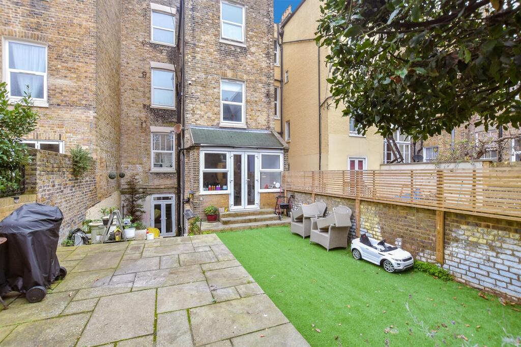 4 bed Detached