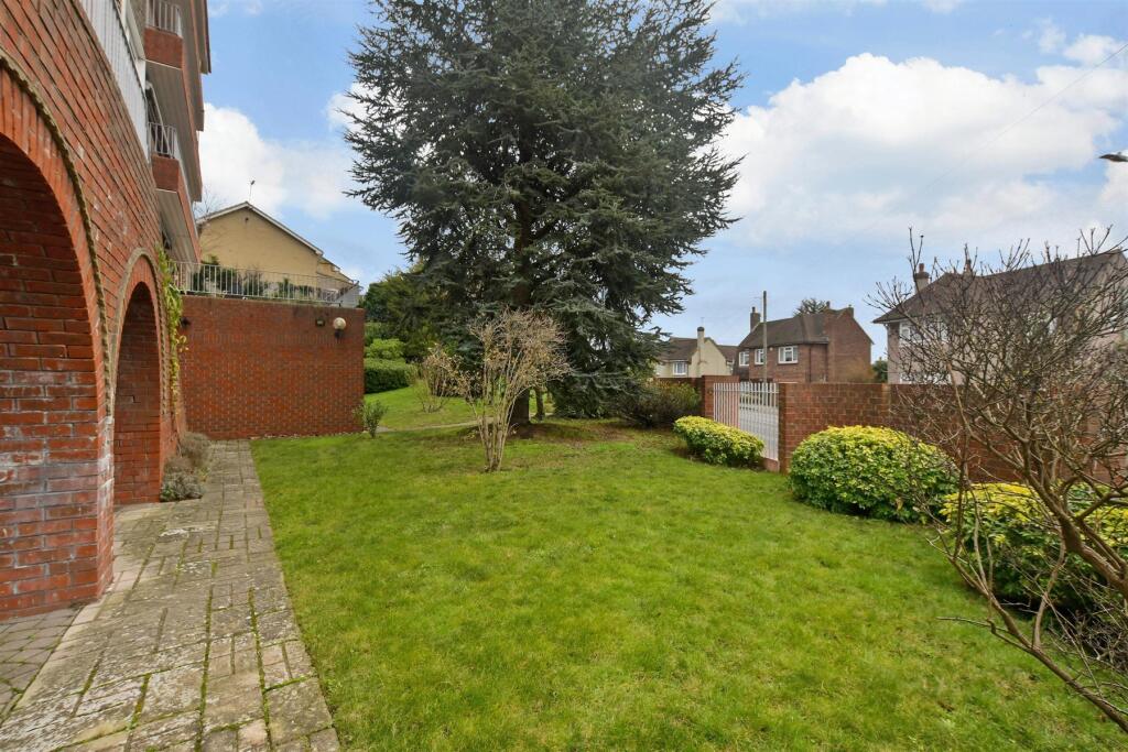 1 bed Ground Flat