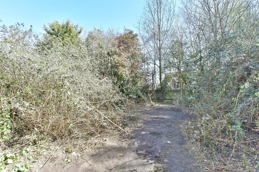 3 bed Link Detached House