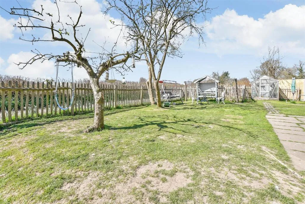 4 bed Detached