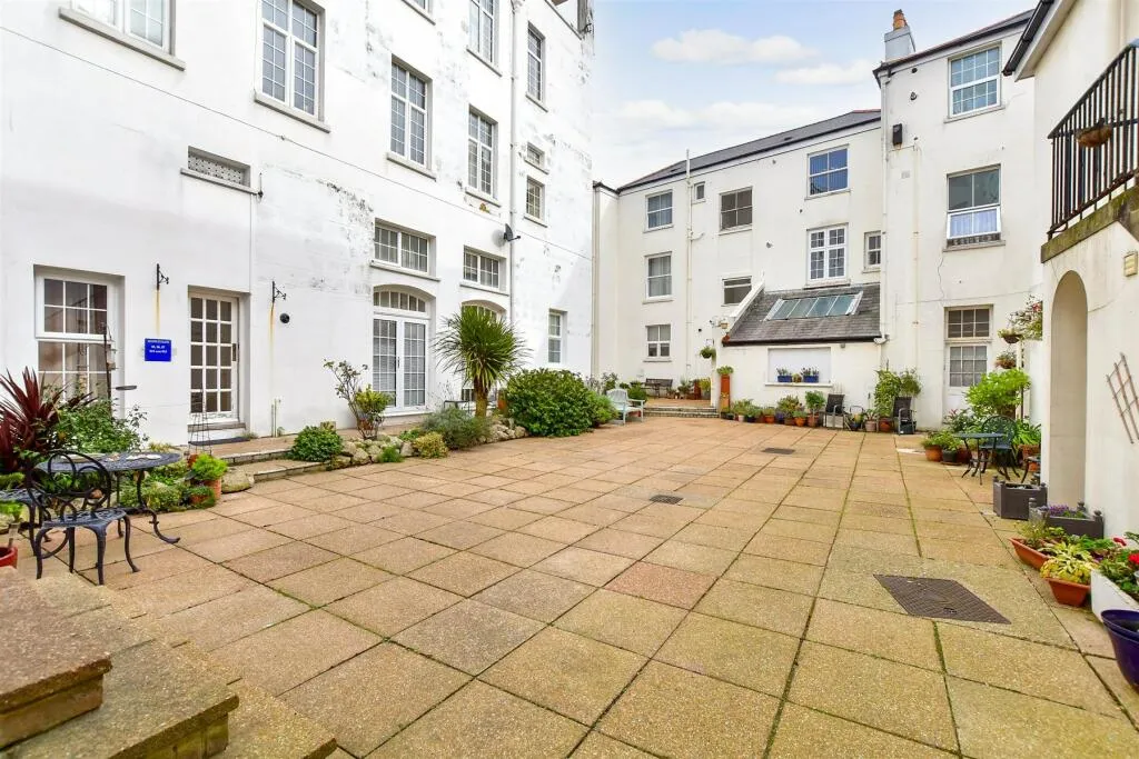 2 bed Ground Flat