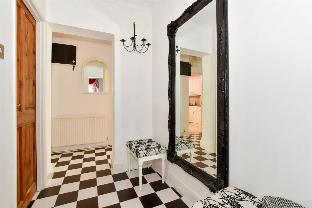 2 bed Ground Flat