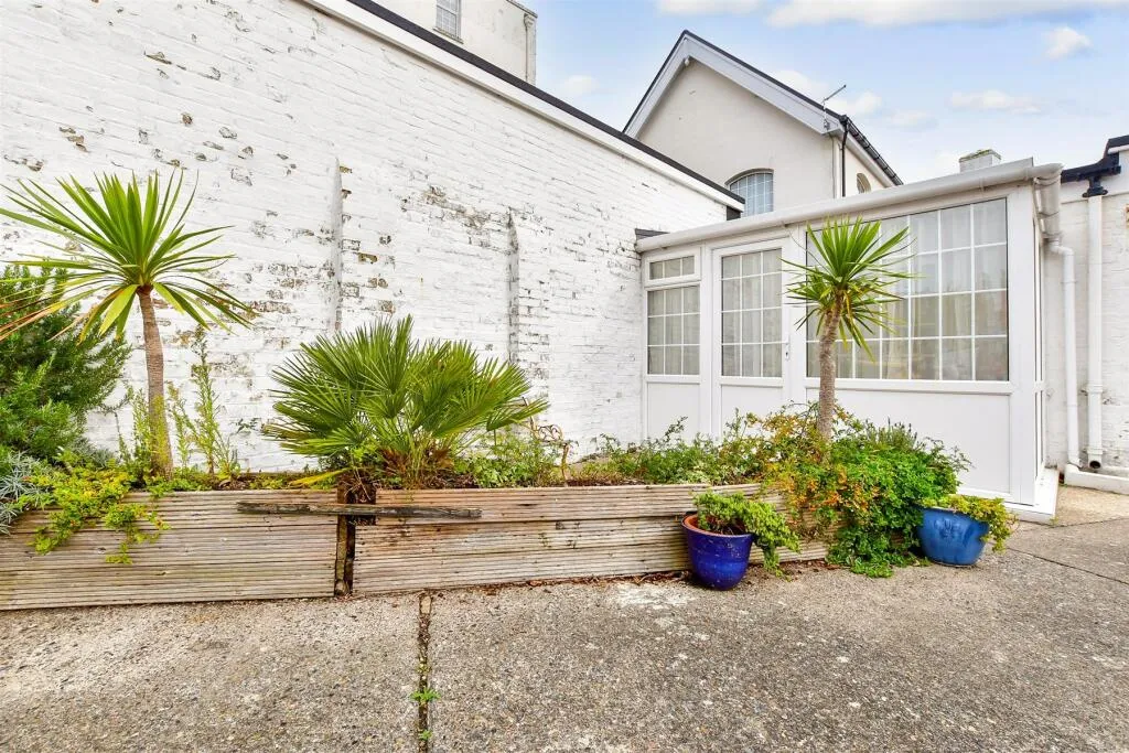 2 bed Ground Flat