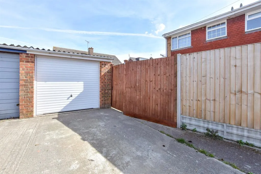 3 bed End of Terrace